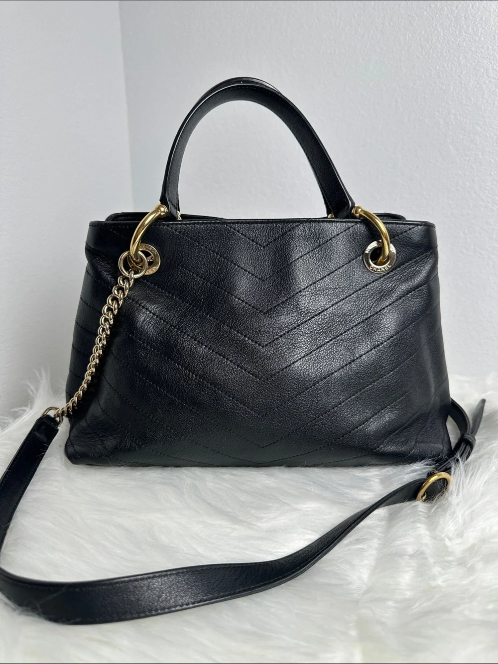 💯Authentic Chanel Chevron Quilted Shoulder Bag – Black Leather & Gold Hardware🍀